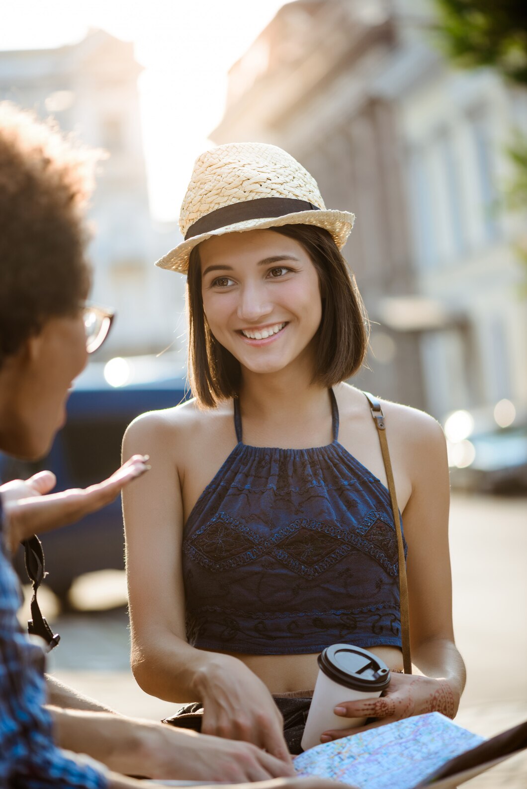 Viajante conversando com locais